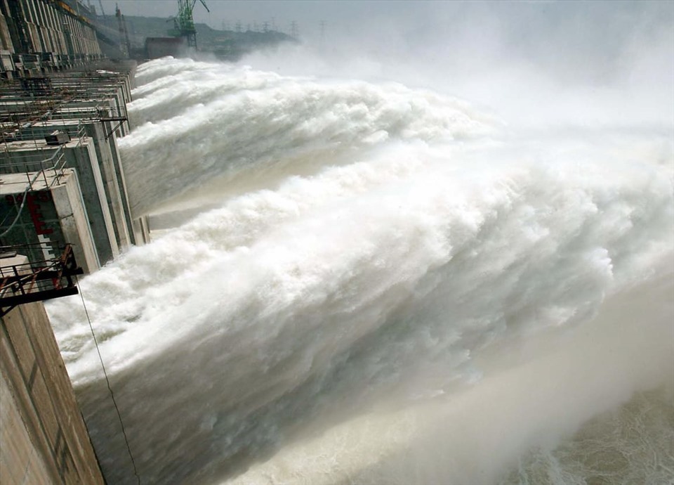Xả nước qua đập Tam Hiệp lần đầu tiên ngày 11.6.2003. Ảnh: AFP.