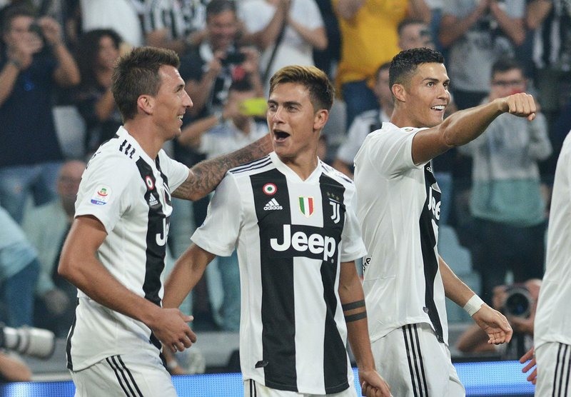 Mario Mandzukic, Paulo Dybala là những đối tác mới của Ronaldo. Ảnh: AP