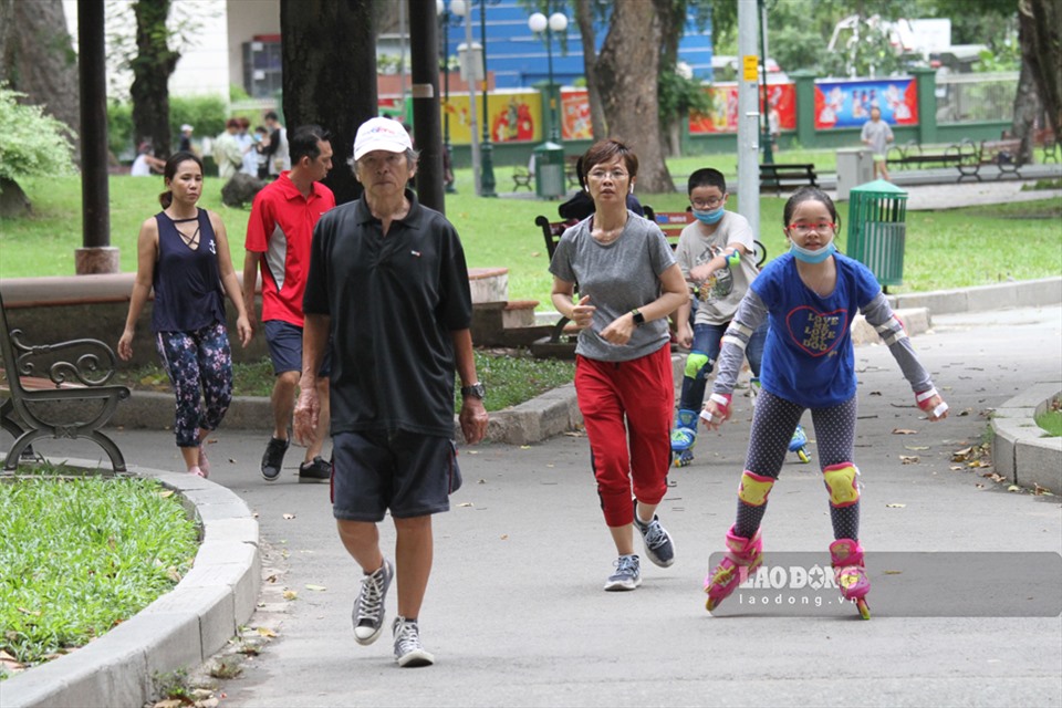 Tại công viên Tao Đàn chiều ngày 1.8, rất nhiều người có mặt tại đây để tập thể dục tăng cường sức khoẻ. Đa số những người này đều cho rằng việc tập thể dục đều đặn sẽ giảm khả năng bị lây nhiễm COVID-19. Ảnh: Thanh Vũ