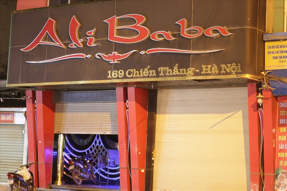 Quán karaoke AliBaba tại đường Chiến Thắng (Hà Đông) từ chối đón khách. Ảnh: Huyền Chang