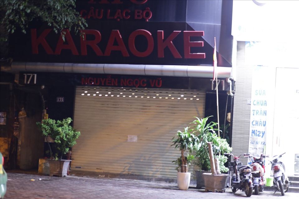 Tại đường Nguyễn Ngọc Vũ, nhiều quán karaoke cũng trong tình trạng “cửa đóng, then cài“. Ảnh: Huyền Chang
