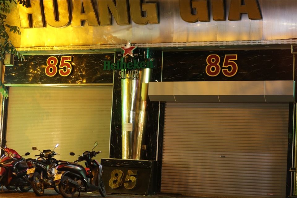 Quán karaoke Hoàng Gia (85 Nguyễn Khang), một điểm vui chơi thu hút lượng lớn khách đã đóng cửa theo chỉ đạo của chính quyền. Ảnh: Huyền Chang