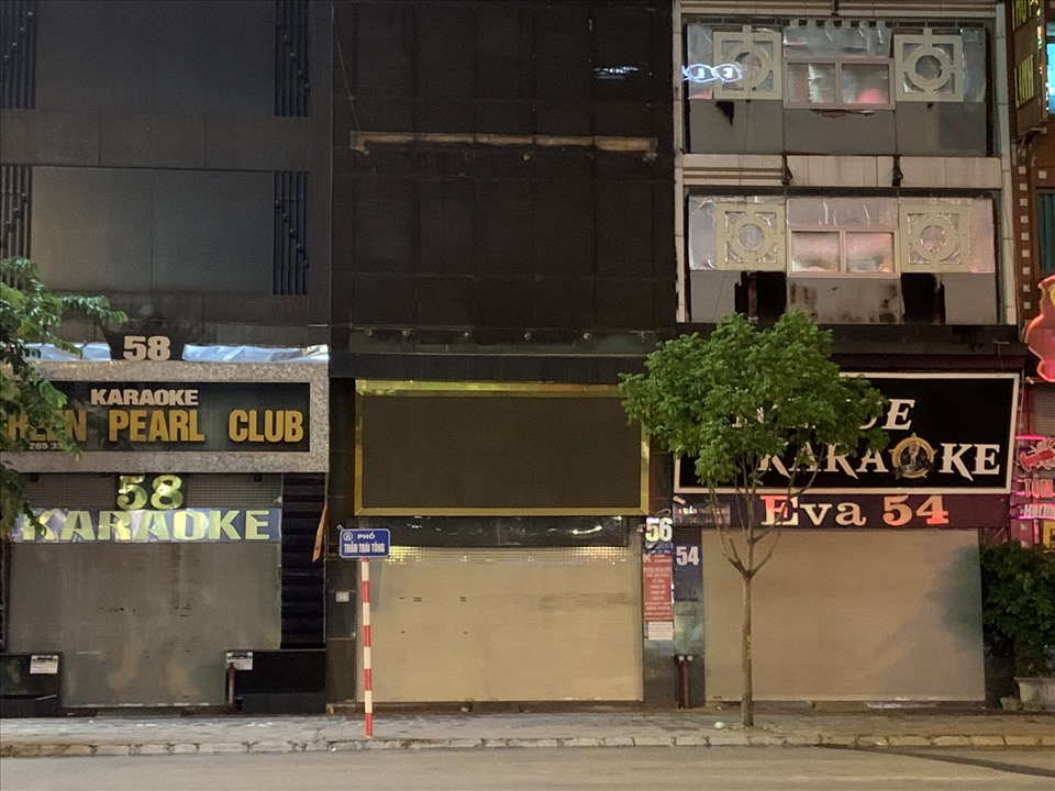 Tiếp đó, những quán karaoke nằm sát nhau tại đường Trần Thái Tông bình thường tấp nập người đến, nay đã đóng kín cửa không đón khách. Ảnh: Huyền Chang
