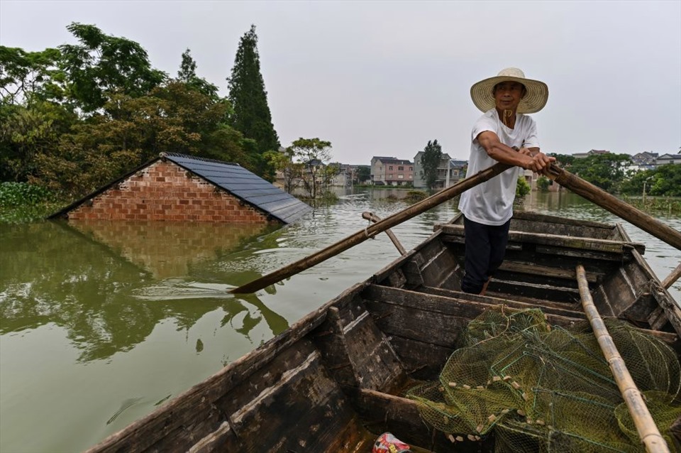 Làng Long Khẩu, tỉnh Giang Tây, ngập nặng vào ngày 16.7.2020. Ảnh: AFP