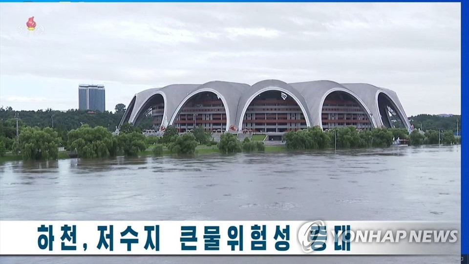 Lũ lụt ở tỉnh Hwanghae có khả năng ảnh hưởng đến sản lượng hoa màu của Triều Tiên vì đây là một trong những vùng sản xuất ngũ cốc chính. Trong ảnh là sân vận động Rungrado 1.5 ở thủ đô Bình Nhưỡng, Triều Tiên bị ngập do mưa lớn. Ảnh do KCTV chụp ngày 8.8. Ảnh: Yonhap.