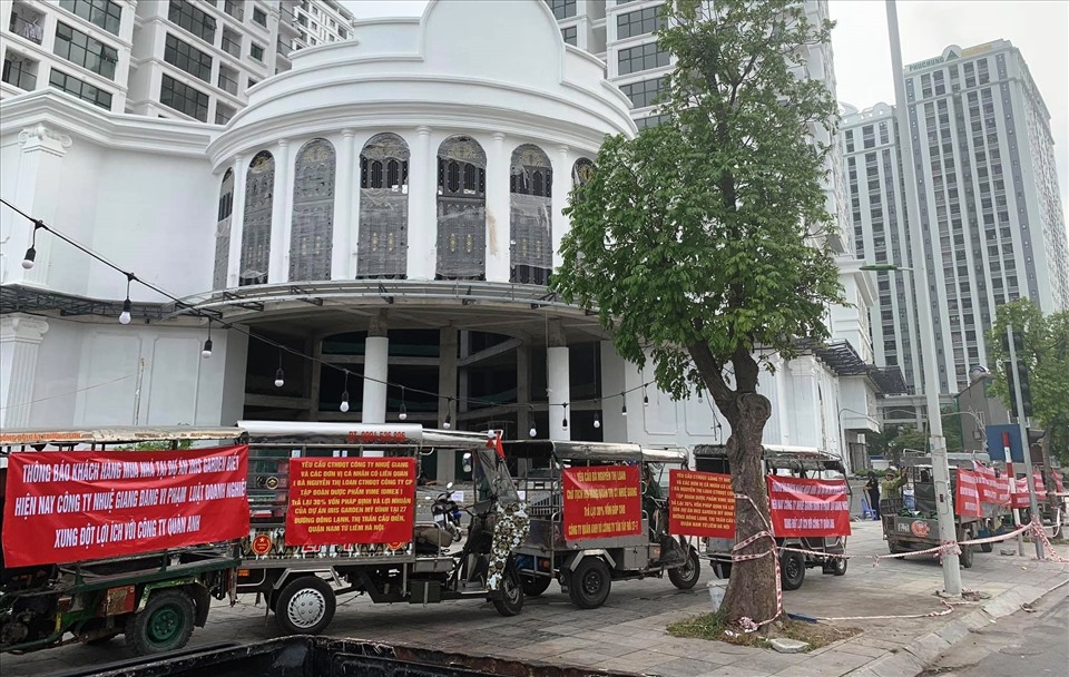 Công ty Nhuệ Giang bị cổ đông căng băng rôn phản đối.
