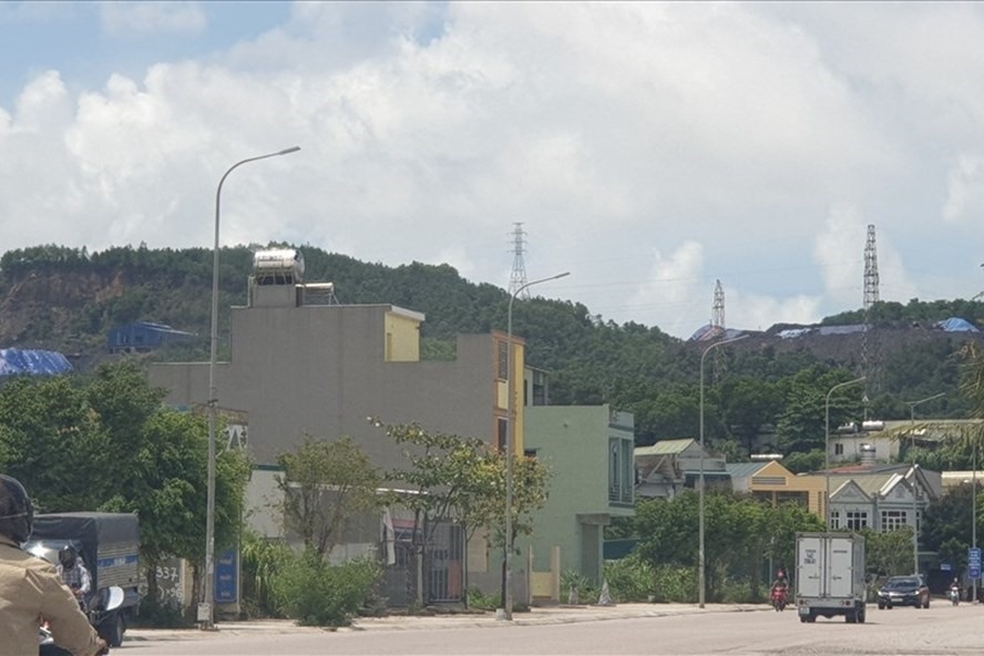 Các khai trường than của các công ty than ở Hạ Long thường rất gần với khu dân cư. Ảnh: Nguyễn Hùng