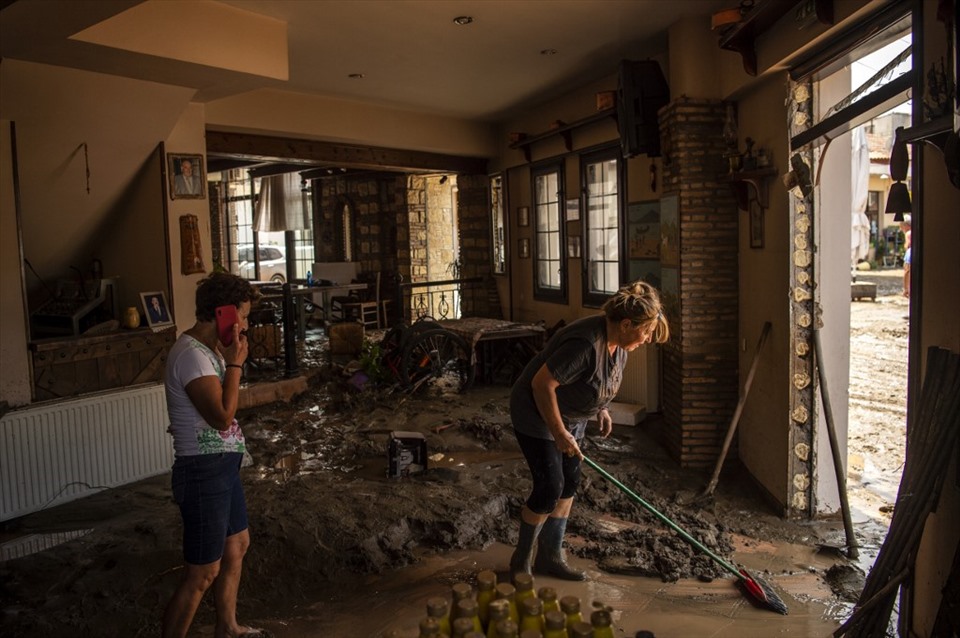 Người dân làng Politika, trên đảo Evia, Hy Lạp dọn dẹp thiệt hại sau lũ quét. Ảnh: AFP.