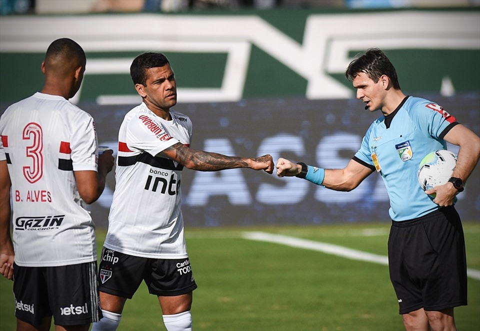 Trận đấu giữa Goias và Sao Paulo bị huỷ ngay trước giờ bóng lăn vì có 10 cầu thủ Goias mắc COVID-19.