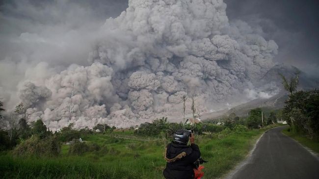 Núi lửa Sinabung, Indonesia và đám tro bụi dày đặc bao quanh, hôm 10.8. Ảnh: AFP