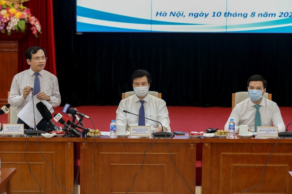 Ông Mai Văn Trinh (ngoài cùng bên trái) phát biểu tại họp báo. Ảnh: Thế Đại.