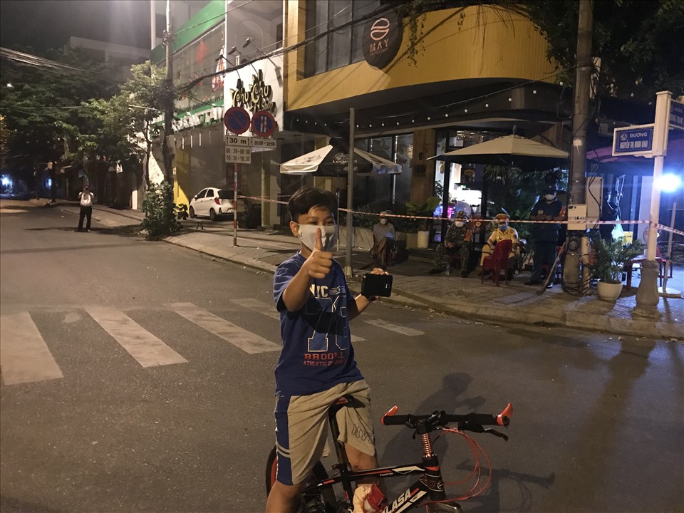 Một em nhỏ trong khu phong toả rạng rỡ đạp xe quanh khu phố. Ảnh: Mai Hương