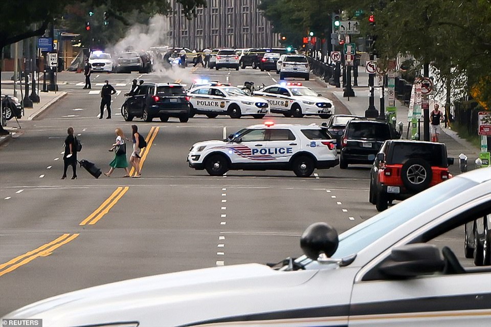 Khu vực xung quanh Nhà Trắng bị phong tỏa sau vụ nổ súng. Ảnh: Reuters.