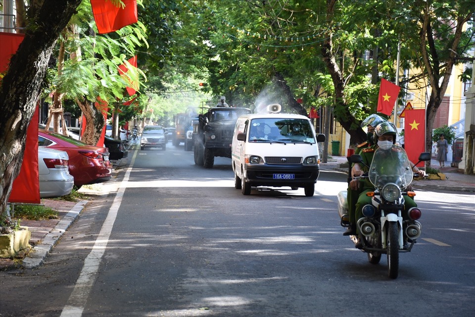 Cùng với xe quân đội phun khử trùng, xe truyền thông của Sở Y tế đi dọc các tuyến đường để tuyên truyền phòng, chống dịch COVID-19 tới đông đảo người dân. Ảnh NH