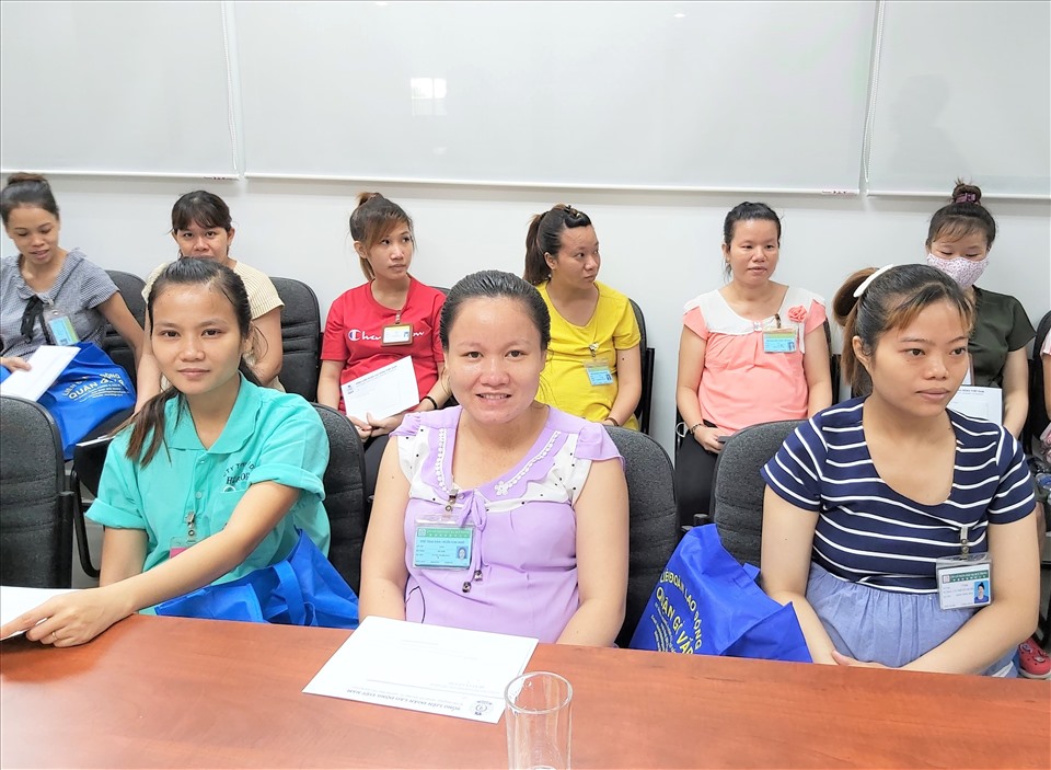 Cáo lao động nữ đang mang thai của Công ty Huê Phong được nhận quà của tổ chức Công đoàn thời điểm tháng 6.2020. Ảnh Nam Dương