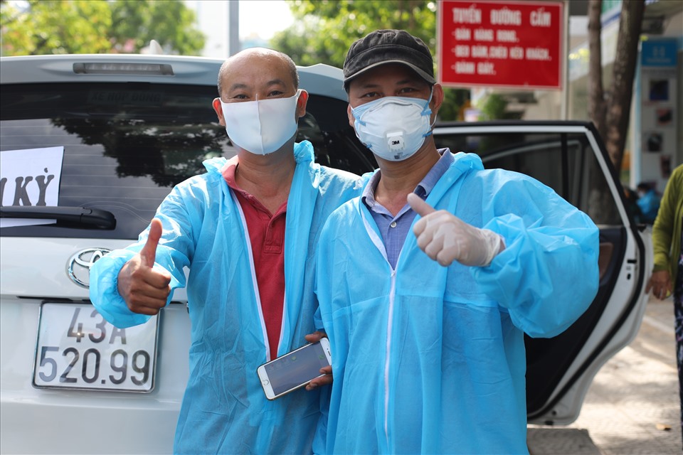 Anh Phan Quang Trinh áo đỏ bên trái (quận Hải Châu, Đà Nẵng) cho biết, công việc đứa người dân nghèo từ các khu cách ly về quê xuất phát từ tình thần tình nguyện của các thành viên trọng nhóm. Bản thân anh Trinh sáng nay đã đưa 4 bệnh nhân nghèo tại bệnh viện về TP. Tam Kỳ (Quảng Nam).