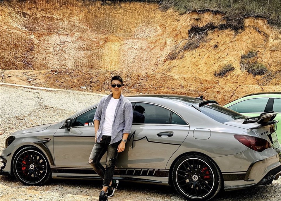 Trên trang cá nhân của của mình, CEO sinh năm 1995 thường xuyên chụp hình cạnh chiếc Mercedes-Benz CLA45 AMG. Đây là chiếc sedan thể thao được Matt Liu sử dụng khi sang Việt Nam làm việc.