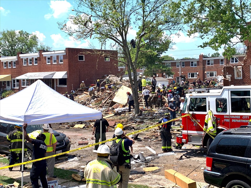 Lực lượng cứu hộ đang nỗ lực rà soát và tìm kiếm nạn nhân trong đống đổ nát sau vụ nổ. Ảnh: Sở Cứu hỏa Baltimore