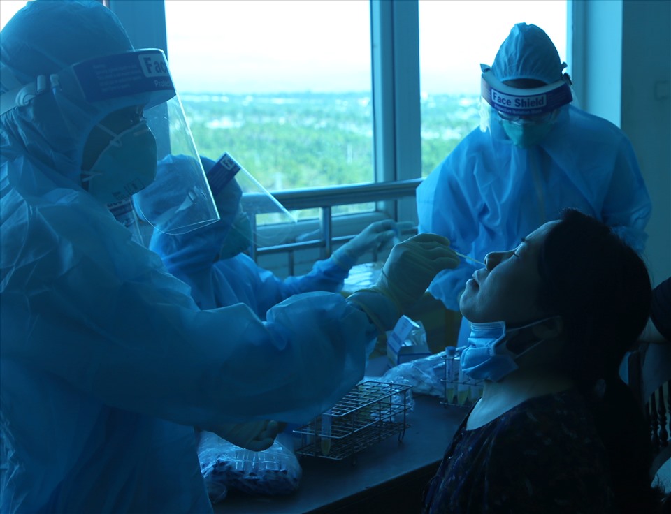 Cơ quan chức năng lấy mẫu xét nghiệm COVID-19 đối với các bệnh nhân đang điều trị tại Bệnh viện Đa khoa tỉnh Quảng Trị. Ảnh: Hưng Thơ.