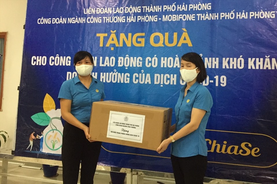 PCT Công đoàn ngành Công Thương Hải Phòng trao 500 khẩu trang tặng CNLĐ công ty Đỉnh Vàng. Ảnh MD