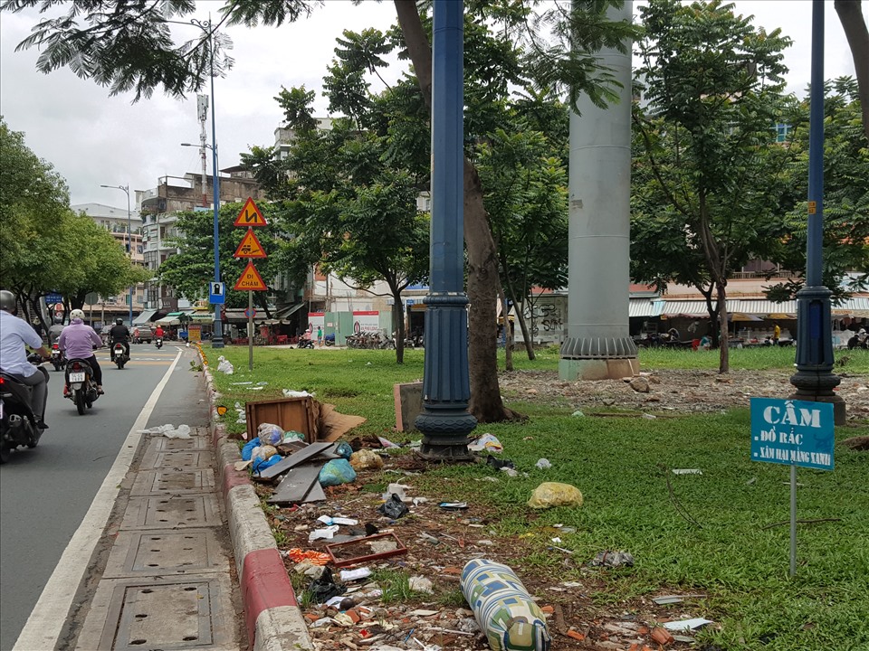 Một điểm đổ rác tự phát bên vệ đường Võ Văn Kiệt (đoạn cạnh chợ Hòa Binh, phường 5, quận 5, TPHCM). Ảnh: Nguyễn Phương