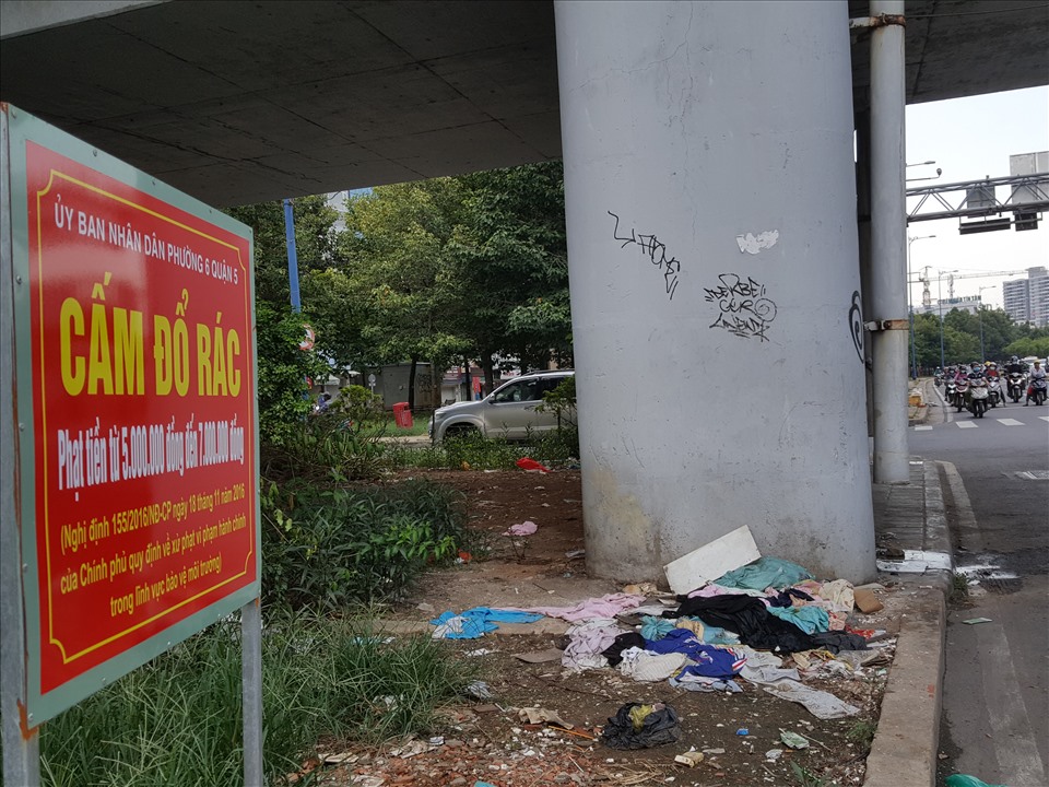 Dù có bảng cấm, nhưng tình hình đổ rác ở khu vực dưới cầu Nguyễn Tri Phương vẫn tồn tại. Ảnh: Nguyễn Phương
