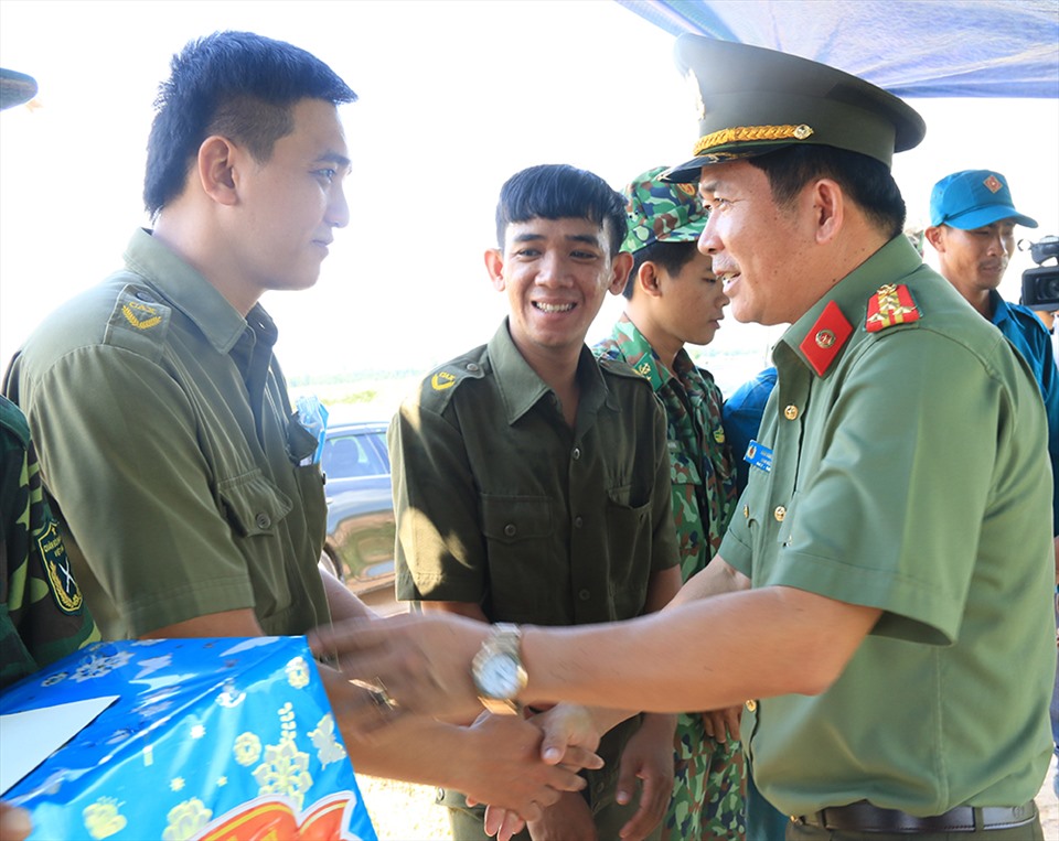 Đại tá Đinh Văn Nơi thăm hỏi, động viên, tặng quà lực lượng công an làm nhiệm vụ kiểm soát biên giới mùa dịch. Ảnh: VT