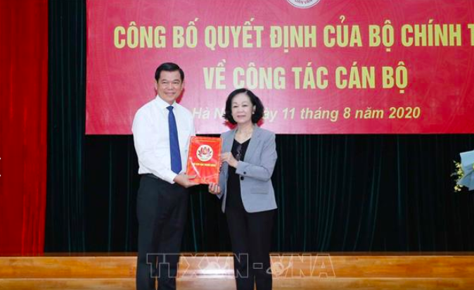 Trưởng Ban Dân vận Trung ương Trương Thị Mai trao quyết định của Bộ Chính trị về công tác cán bộ. Ảnh TTXVN