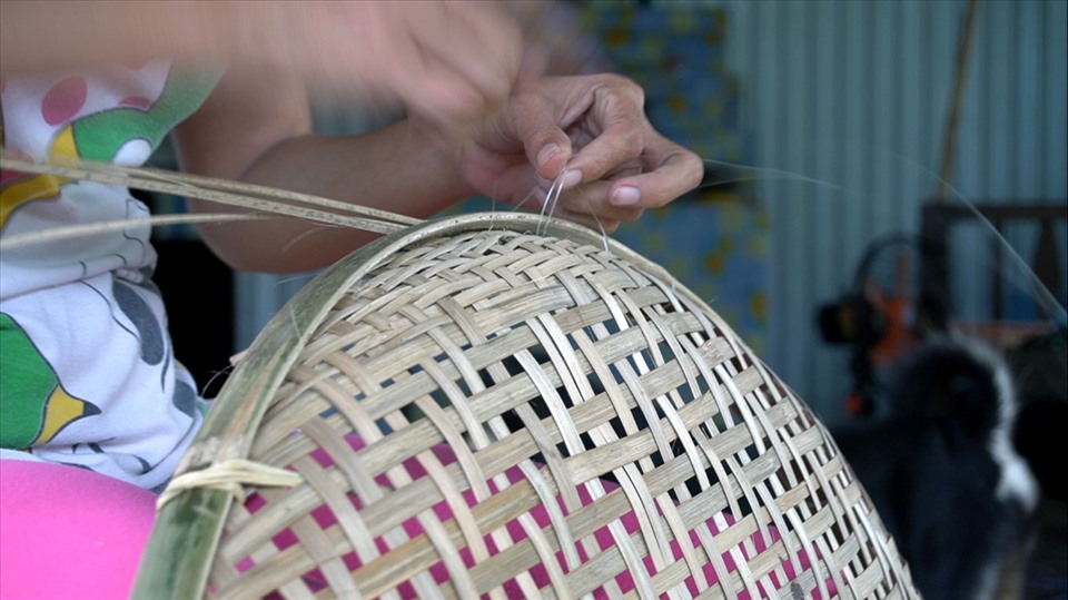Xã Minh Hòa, huyện Châu Thành, tỉnh Kiên Giang từ lâu nức tiếng với nghề đan đát tre, trúc. Trong xóm, già trẻ, gái trai ai ai cũng tất bật với nghề đan rổ, rá, sàng, sề và nhiều mặt hàng thủ công mỹ nghệ khác.