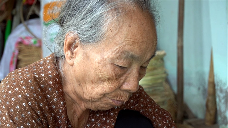 Đến thăm hợp tác xã (HTX) đan đát Hòa Tân, thật may mắn khi được gặp 2 cụ bà lão luyện trong nghề đan đát. Cụ bà Đỗ Thị Quảng, 81 tuổi đã có gần 60 năm làm nghề đan đát. Bàn tay gầy gò đã nhăn nheo vì tuổi tác nhưng vẫn thao tác nhanh nhẹn và chính xác từng sợi nan.