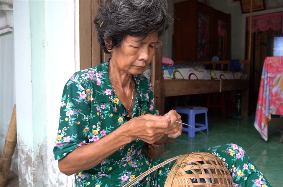 Cũng không kém cạnh cụ Quảng, cụ bà Phạm Thị Diễm Lệ, 72 tuổi cũng đã miệt mài với nghề này hơn 50 năm qua. Những kỉ niệm vui buồn ngày nào vẫn còn đọng lại trong trí nhớ bà Lệ với những hình ảnh thân thuộc của những ngày đầu học đan.