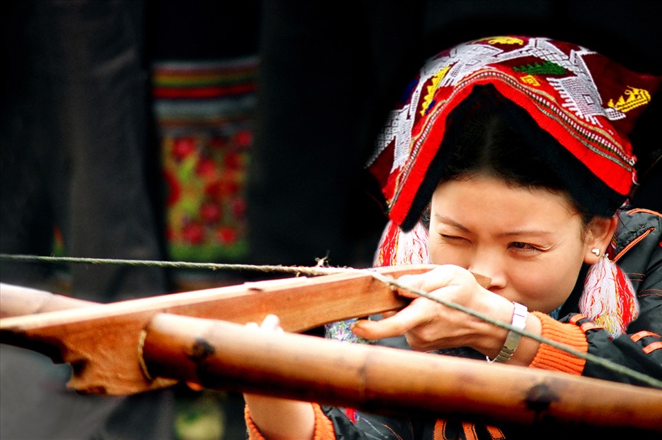 Thiếu nữ miền Tây trổ tài bắn nỏ trong lễ hội mùa Xuân. Ảnh: PVT
