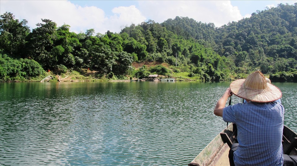 Du khách khám phá vẻ đẹp sông nước miền Tây xứ Nghệ. Ảnh: HT