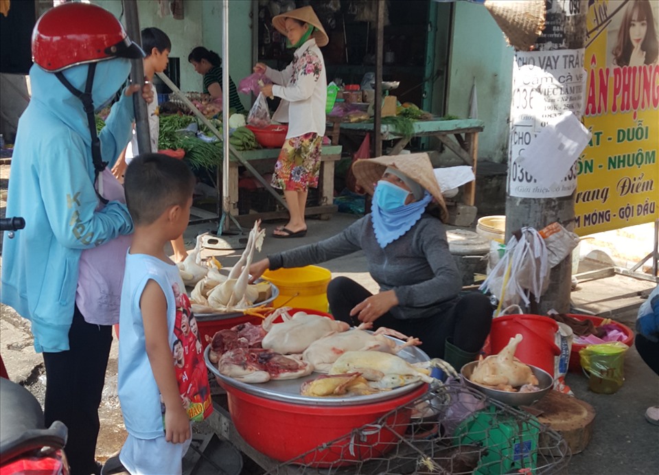 Một điểm kinh doanh, giết mổ gia cầm sống ở chợ tự phát trên đường An Dương Vương (đoạn giáp ranh giữa phường 10, quận 6 và phường An Lạc, quận Bình Tân). Ảnh: An Nguyên