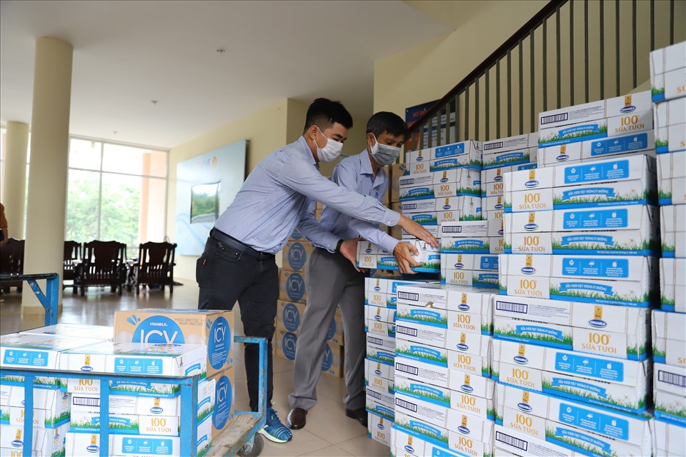 Mới đây Vinamilk cũng đã trao tặng 1 tỷ đồng các sản phẩm sữa cho các khu vực cách ly tập trung của Đà Nẵng, Quảng Nam và Quảng Ngãi.
