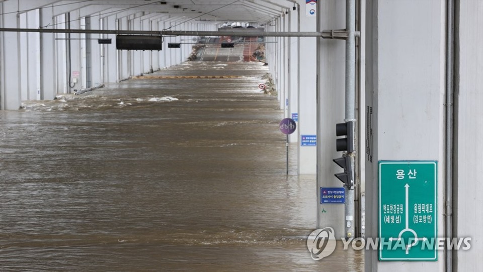 Cầu Jamsu bắc qua sông Hàn ở Seoul đã bị ngập lụt trong 11 ngày qua, với mực nước dâng cao hơn 6,5 mét. Ảnh: Yonhap