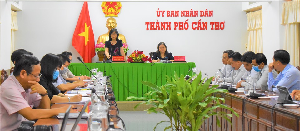 Quang cảnh tại buổi họp trực tuyến với các sở, ngành, quận huyện về việc kiểm tra thực hiện Nghị quyết 42/NQ-CP ngày 9.4.2020 của Chính phủ về các biện pháp hỗ trợ người dân gặp khó khăn do đại dịch COVID-19. Ảnh: Thành Nhân