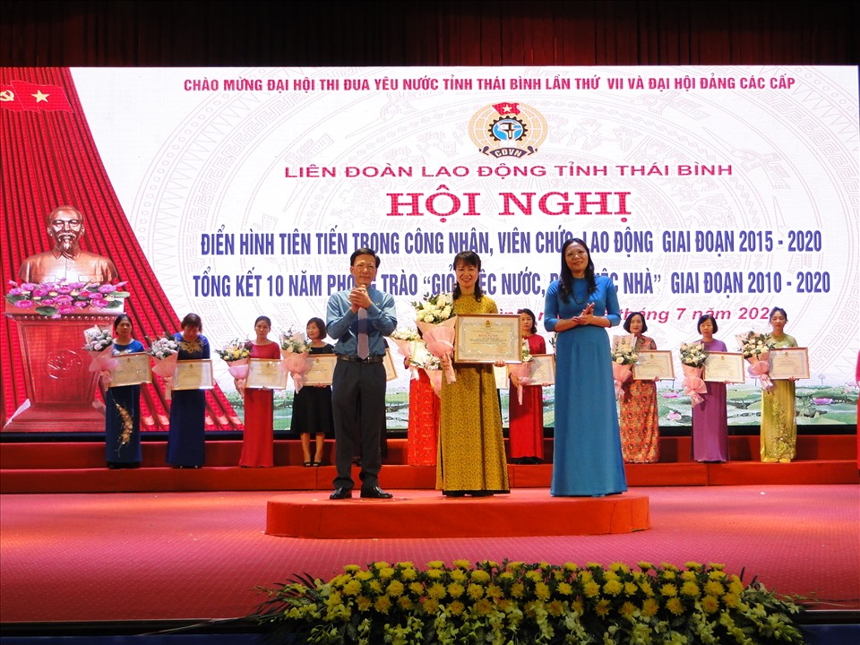 Nữ đoàn viên Trần Thị Hồng Nga - Trưởng ban nữ công CĐCS Công ty TNHH MTVKTCT Thủy Lợi Nam thuộc công đoàn ngành nông nghiệp & PTNT được tuyên dương tại hội nghị. Ảnh: B.Mạnh