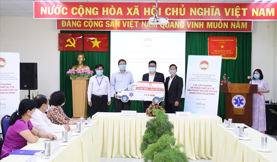 Ông Nguyễn Duy Long, Giám đốc Trung tâm Cấp cứu 115 TP.HCM tiếp nhận 02 xe cấp cứu do Tập đoàn Novaland tài trợ