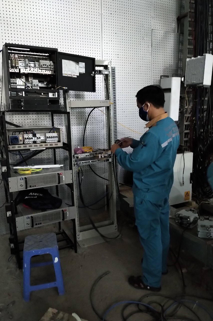 Nhân viên kỹ thuật Viettel lắp đặt cầu truyền hình tại Bệnh viện Phổi