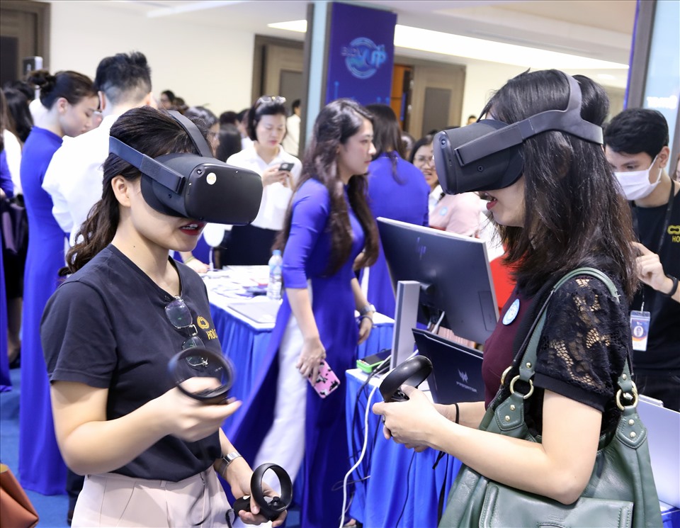 Khách hàng trải nghiệm công nghệ số của BIDV như công nghệ eKYC, đeo kính VR để xem các dự án nhà ở đang được giới thiệu tại BIDV Home. Ảnh BIDV