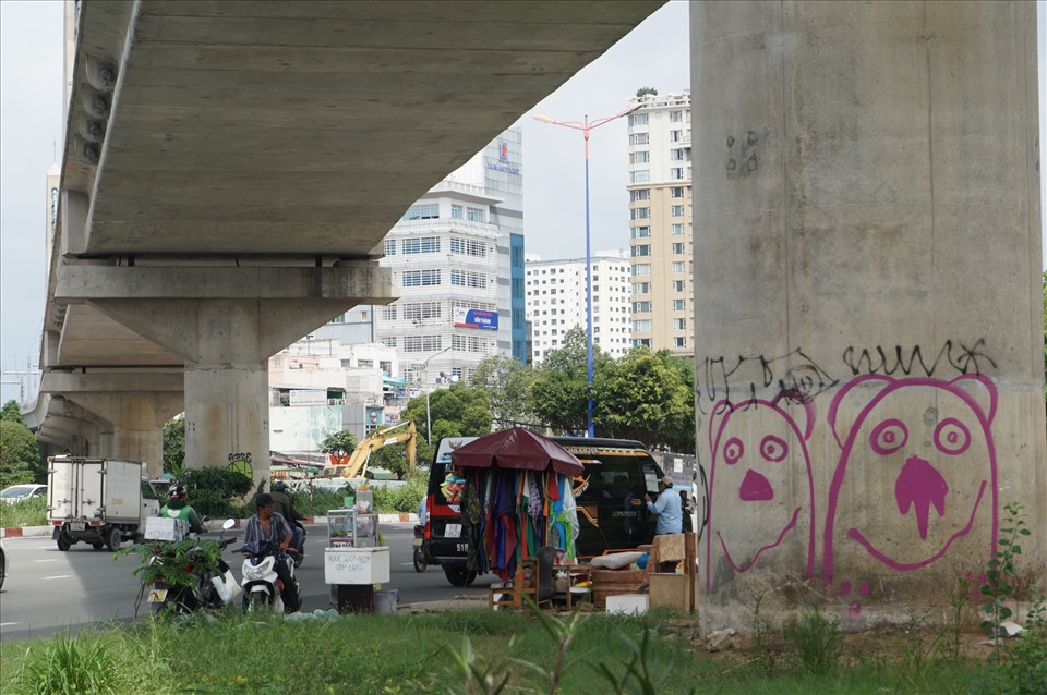 Trước vấn nạn vẽ bậy và xả rác dọc tuyến metro só 1, Ban quản lý đường sắt đô thị TPHCM cho hay, trong thời gian tới sẽ quét sơn lại khi các hạng mục công trình hoàn thành. Bên cạnh đó, đôn đốc các nhà thầu kiểm tra và kiểm soát chặt chẽ tình trạng vẽ bậy và kiến nghị chính quyền địa phương xử lý tình trạng xả rác dưới gầm metro.