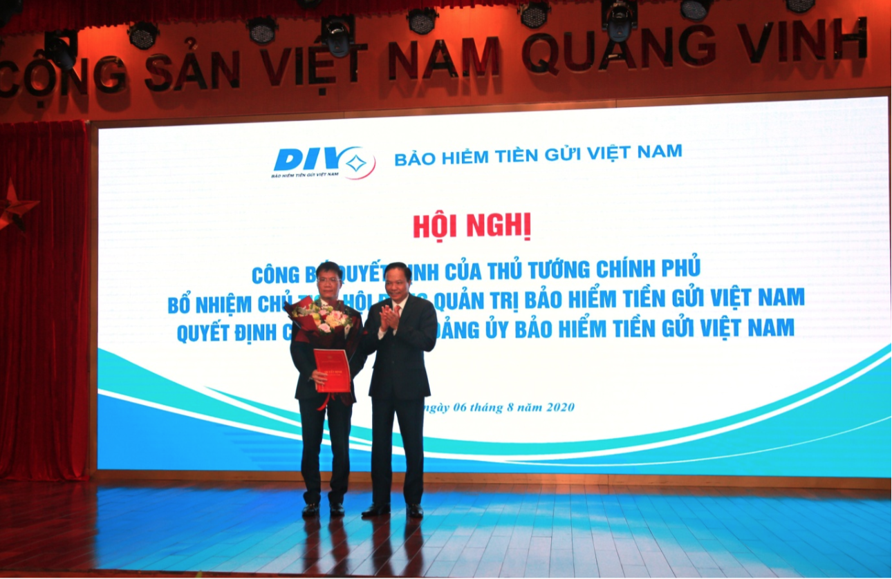 Ông Phạm Bảo Lâm nhận Quyết định của Thủ tướng Chính phủ và Quyết định của Đảng ủy Khối DNTW. Ảnh DIV