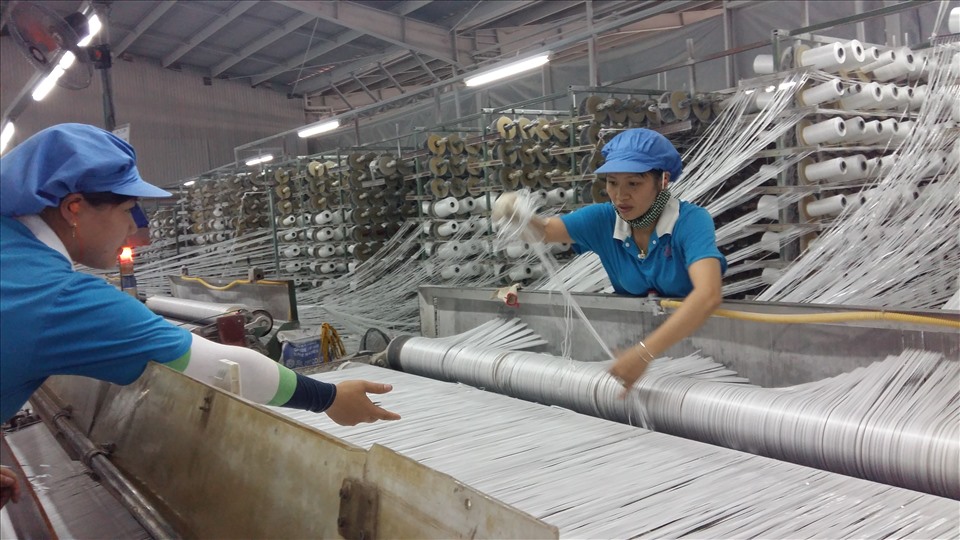 Công nhân sản xuất sợi tại KCN Cái Lân, TP.Hạ Long. Ảnh: Nguyễn Hùng
