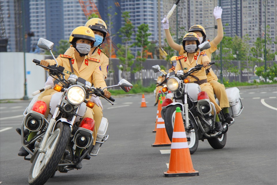 Cùng theo pe Đội nữ CSGT dẫn đoàn để hiểu rõ hơn về việc họ tập luyện và rèn luyện kỹ năng lái mô tô, đảm bảo an toàn giao thông trên đường. Xem hình ảnh để cảm nhận được tinh thần và nỗ lực của họ!