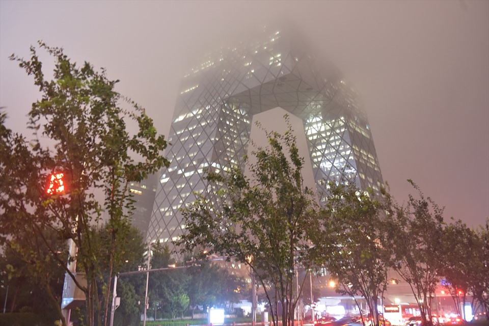 Tòa nhà ở Bắc Kinh, Trung Quốc hôm 12.8. Ảnh: CGTN.