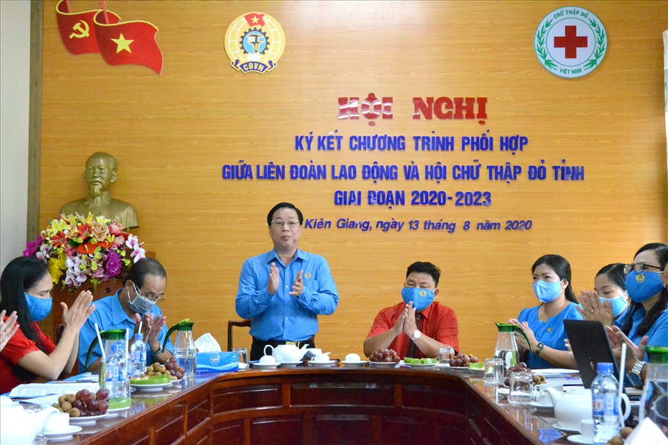 Ông Trần Thanh Việt  Chủ tịch LĐLĐ Kiên Giang phát biểu tại hội nghị. Ảnh: LT