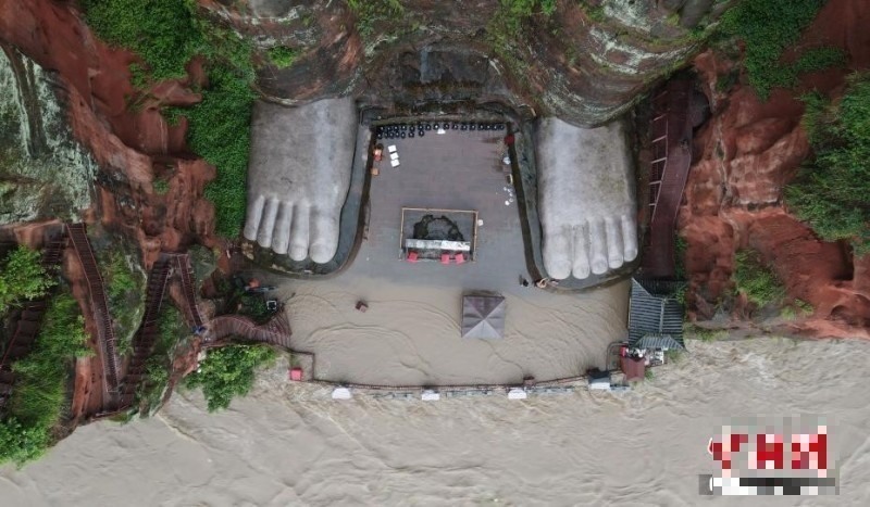 Nước lũ dâng tới chân Lạc Sơn Đại Phật ở Tứ Xuyên, Trung Quốc. Ảnh: Taiwan News.