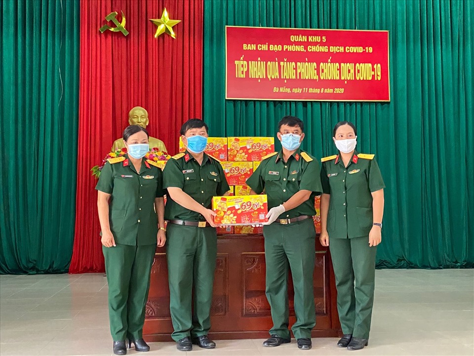 Trong sáng ngày 11.8, 36.000 sản phẩm Trà Thanh Nhiệt Dr Thanh tiếp tục được Tập đoàn Tân Hiệp Phát trao tặng cho các địa điểm cách ly tại Quân khu 5 với tâm dịch là Đà Nẵng.