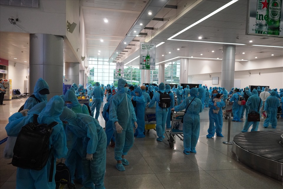 300 hành khách này tập trung tại sảnh nhà ga quốc tế chuẩn bị lên xe đưa về Bệnh viện điều trị Covid -19 tại Cần Giờ để cách ly y tế thêm 14 ngày